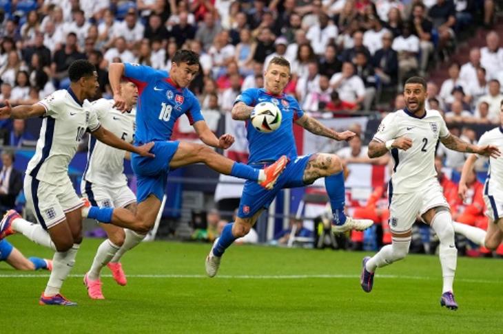 هدفه الثالث في يورو 2024.. سكرانز يتقدم لسلوفاكيا أمام إنجلترا (فيديو)